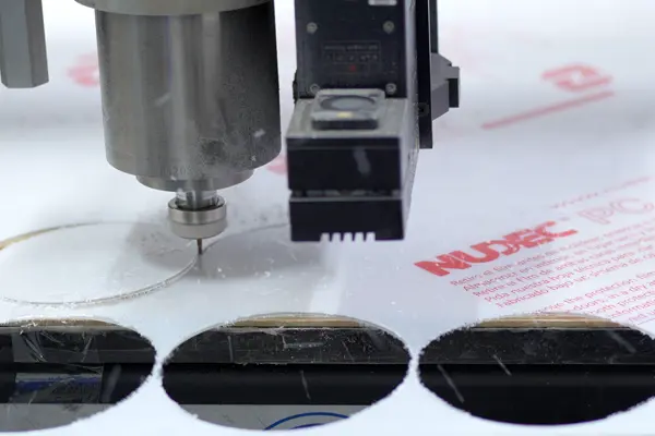 Corte CNC en melamina, acrílico, PVC